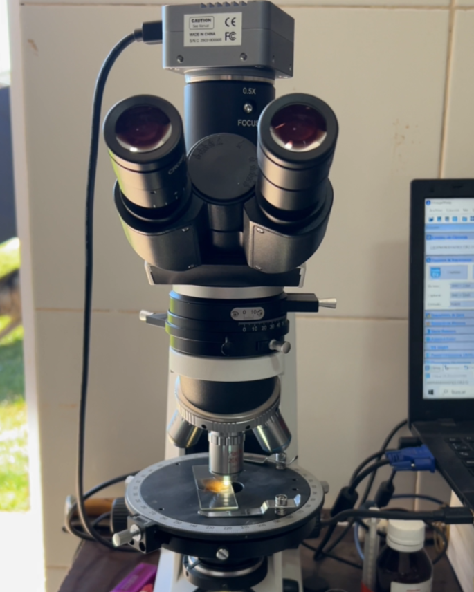 Microscopio conectado a un equipo informático en el laboratorio