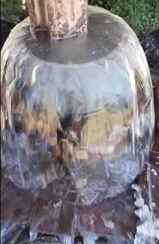 Agua emergiendo durante una perforación de pozo