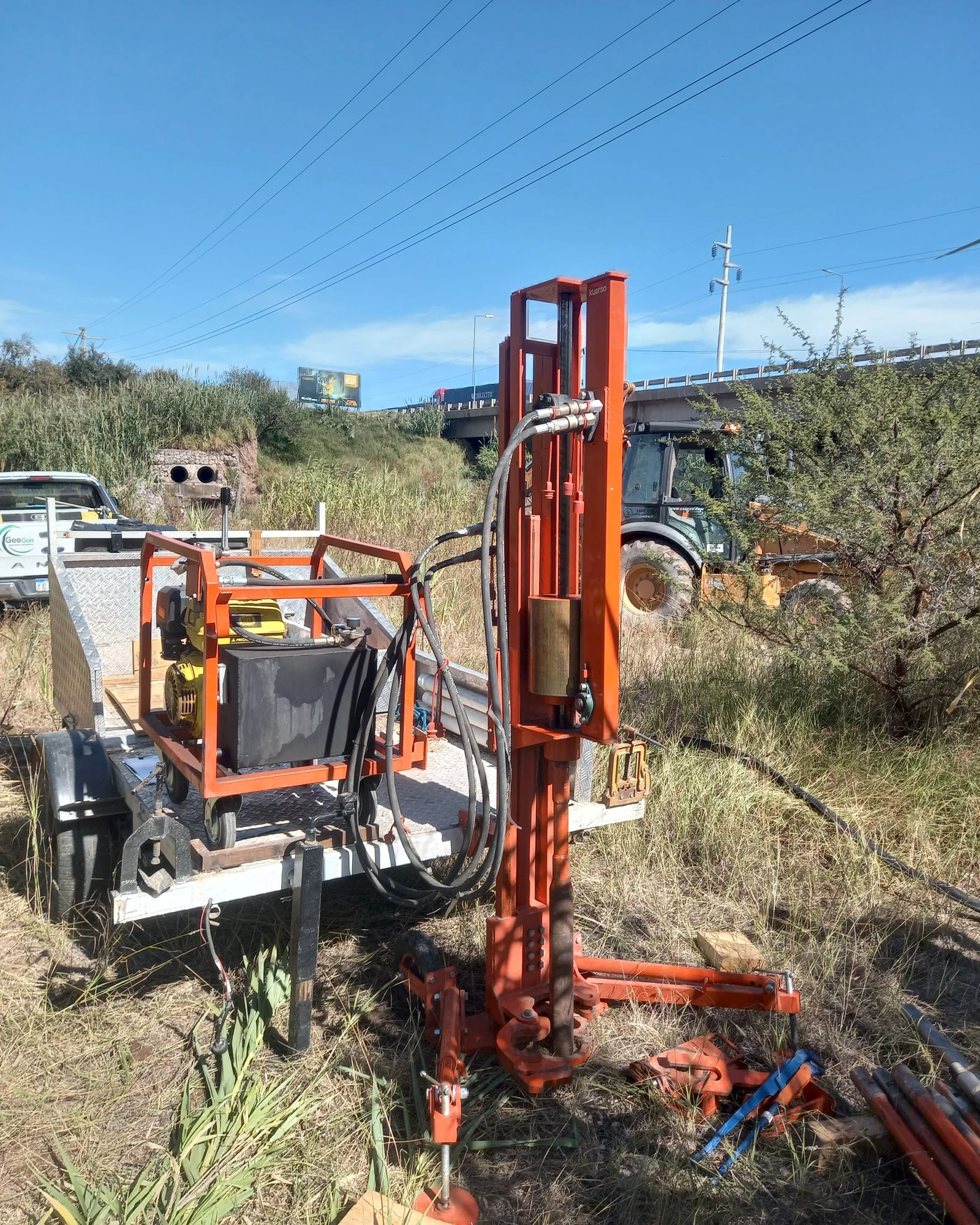 Equipo de perforación geotécnica trabajando en terreno