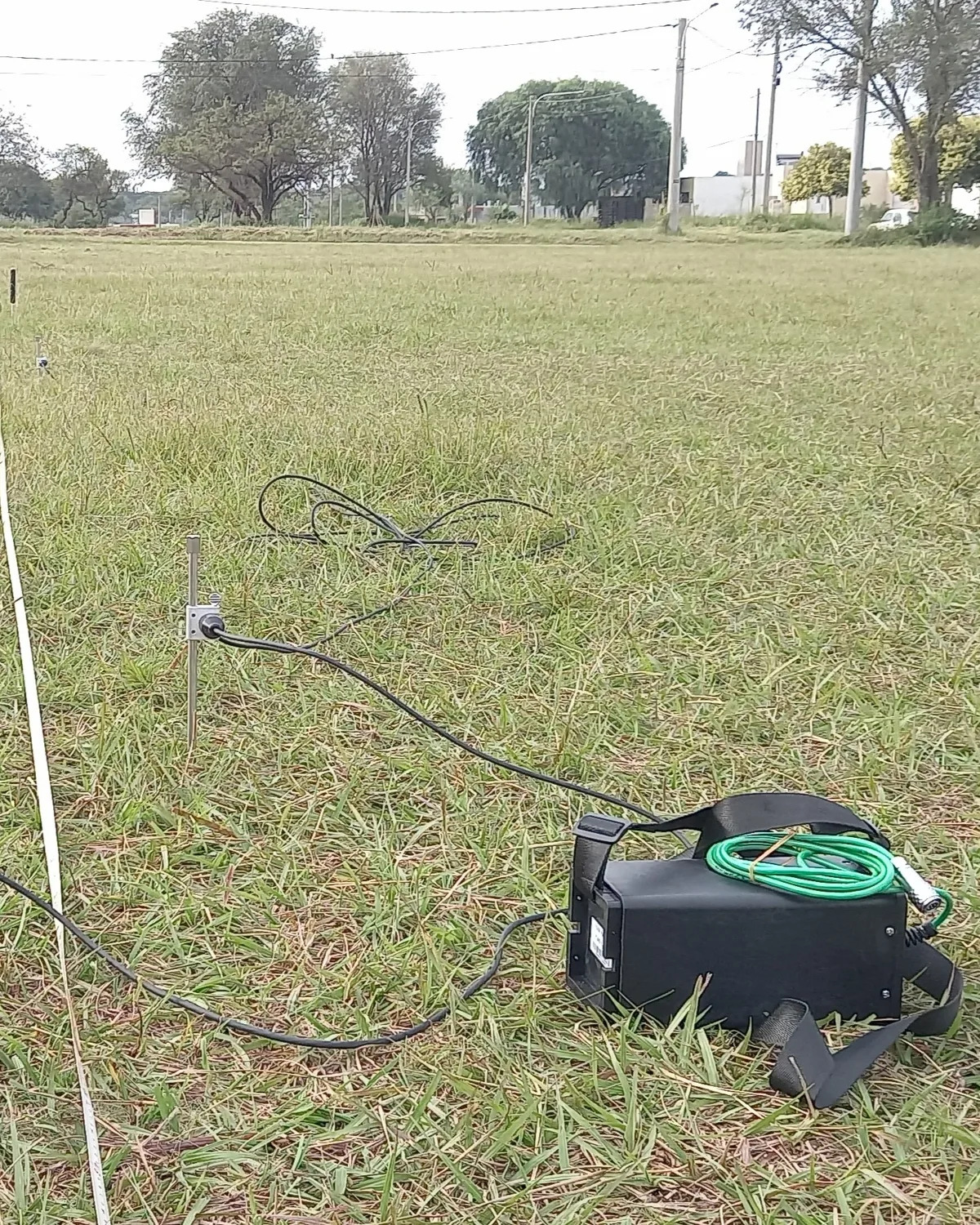 Electrodos y cableado instalados en el terreno para una tomografía